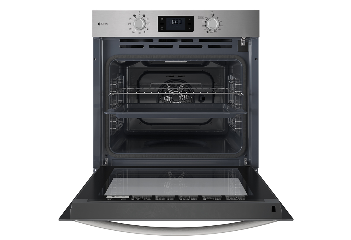 Απεικονίζεται ανοιχτός φούρνος με ένα ταψί μέσα.